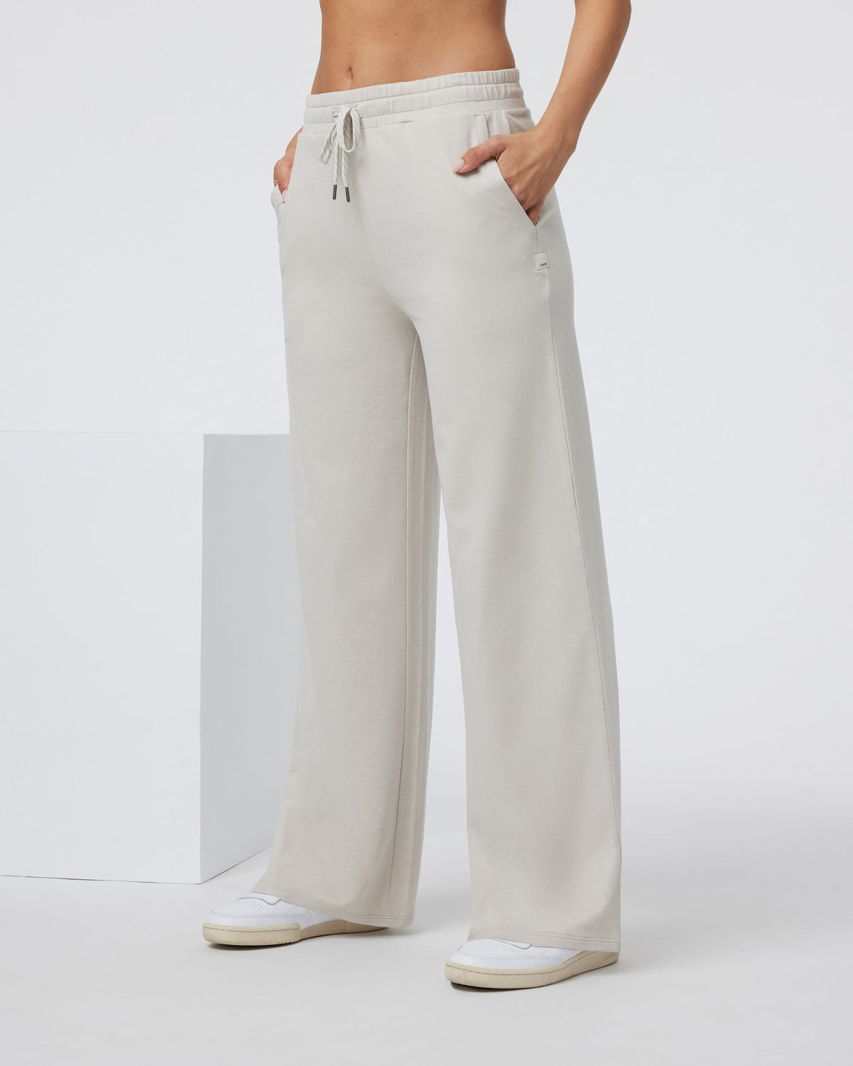 VW4023HEE_FA24_W_ECOMM_PANTS_SIDE_5.jpg